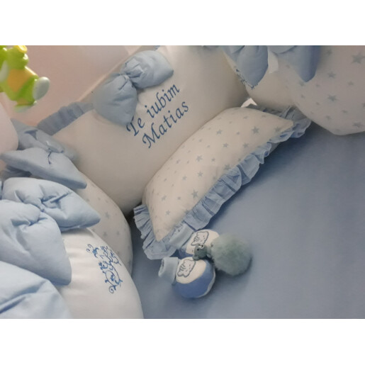 Pat + saltea + Lenjeria cu aparatori din 13 pernute Albastru pal LUX by Deseda 