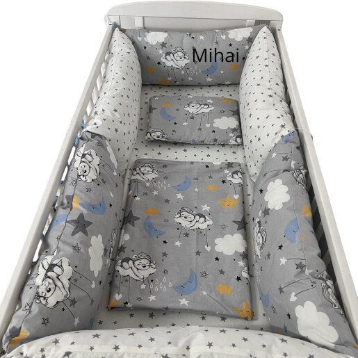 Lenjerie cu 6 bucati Perne Lungi protectii laterale patut 120x60 cm, cearșaf, păturică și pernuta Deseda Ursi somnoroși pe gri - Steluțe gri pe alb