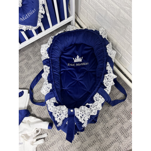 Pat + Saltea + Lenjerie pătuț bebeluși Princess Lux din Catifea cu apărători matlasate, cearșaf, păturică și pernuta și baldachin cu suport Bleumarin si dantela alba