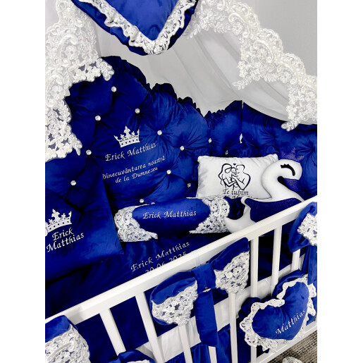 Pat + Saltea + Lenjerie pătuț bebeluși Princess Lux din Catifea cu apărători matlasate, cearșaf, păturică și pernuta și baldachin cu suport Bleumarin si dantela alba