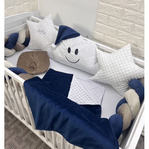 Lenjerie de pat din CATIFEA Bleumarin Bej cu apărătoare împletită în 3 și perne deco steluțe mincky alb și norisor Deseda