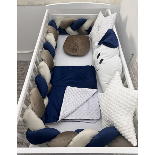 Lenjerie de pat din CATIFEA Bleumarin Bej cu apărătoare împletită în 3 și perne deco steluțe mincky alb și norisor Deseda