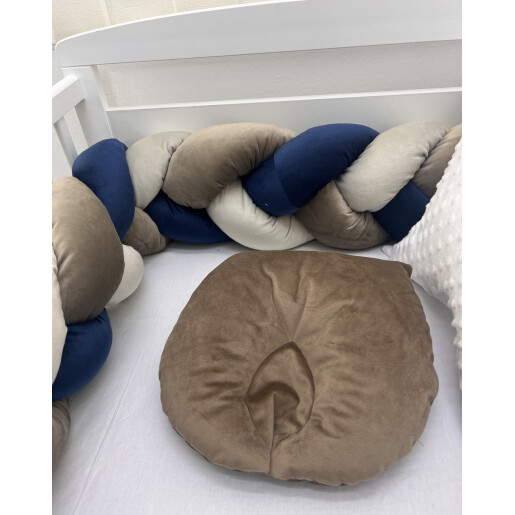 Lenjerie de pat din CATIFEA Bleumarin Bej cu apărătoare împletită în 3 și perne deco steluțe mincky alb și norisor Deseda