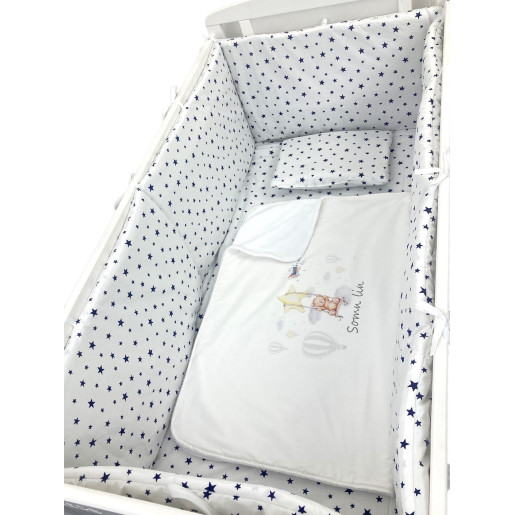 Lenjerie de pat Personalizata imprimata Steluțe bleumarin pe alb - Ursulețul călător