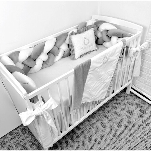 Lenjerie cu apărătoare împletită în 4, 240 cm, din CATIFEA + cearșaf + plăpumioară + pernuta slim Deseda LUX Gri - alb