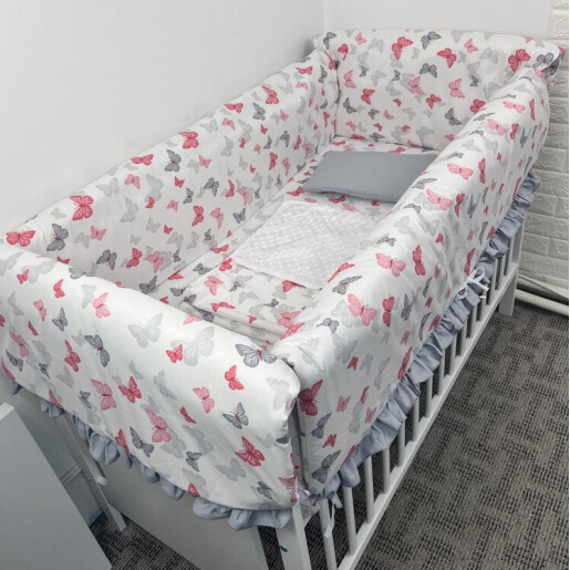 Lenjerie de pat cu aparatori Maxi cu volanas Fluturasi + lenjerie pat matrimonial Momente Deseda