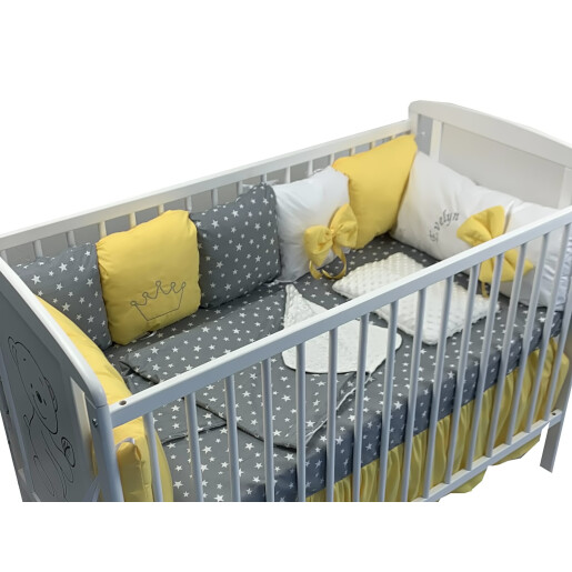 Pat + Saltea + Lenjerie pătuț bebeluși Personalizata cu 7 pernuțe cu volanase, cearșaf cu Volanas, păturică și pernuțe slim Bleumarin-stelute bleumarin pe alb