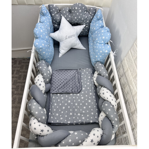 Lenjerie de pat cu 3 norisori, impletitura, cearsaf, paturica si pernuta pt bebelusi Deseda Mix stelute gri - bleo