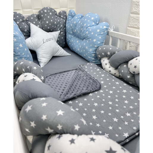 Lenjerie de pat cu 3 pernute norisori si impletitura Stelute + lenjerie pat matrimonial Momente Deseda