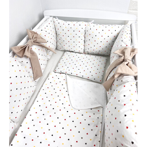 Lenjerie Personalizata cu aparatori din 12 pernute pufoase 30x30 cm , perna paturica si cearsaf cu volan Deseda Inimioare mărunte pe alb