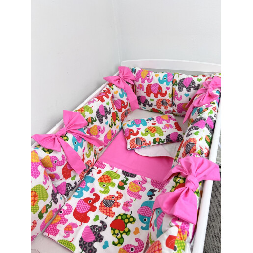 Lenjerie Personalizata cu aparatori din 12 pernute pufoase 30x30 cm , perna paturica si cearsaf cu volan Deseda Elefantei roz
