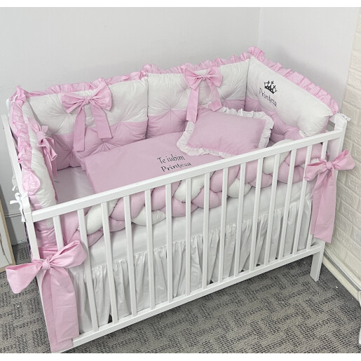 Pat + saltea + Lenjerie de pat cu 4 apărători matlasate Bicolore și o apărătoare împletită cu fundițe Roz baby - alb