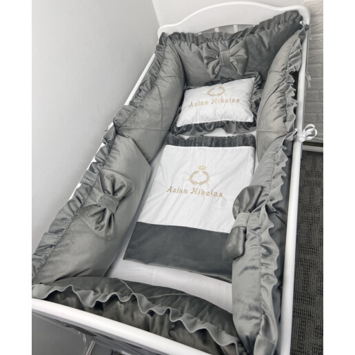 Pat personalizat + saltea + Lenjerie cu 6 bucati Perne Lungi cu volanase și fundițe patut 120x60 cm, cearșaf, păturică și pernuta Deseda Catifea Gri