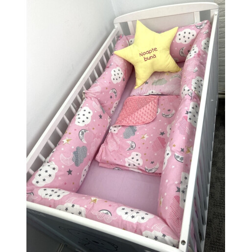 Pat + Saltea + Lenjerie cu 6 bucati Perne Lungi protectii laterale patut, cearșaf, păturică și pernuta Deseda Nori cu luna roz