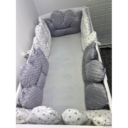 Set 6 aparatori patut pernute norisori Mincky gri - steluțe gri pe alb + perna mică luna Deseda