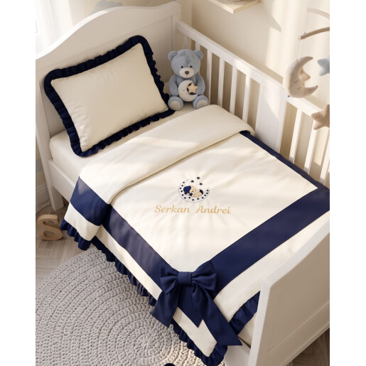 Lenjerie de pat Personalizata, pentru bebelusi cu husa pilota + husa perna + cearsaf cu elastic roata Ursulet cu fundita Bleumarin