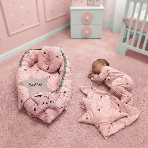 Set 3 piese Babynest personalizat cu desfacere, pt  bebelusi + paturica + pernuta formare cap, Stelute gri pe roz Deseda