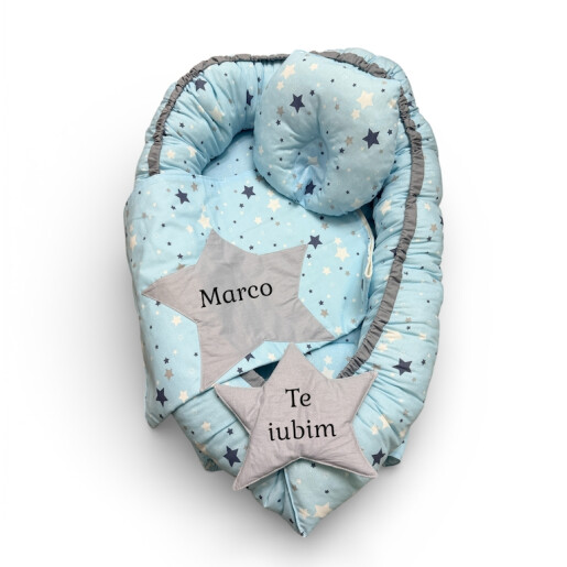 Set 3 piese Babynest personalizat cu desfacere, pt  bebelusi + paturica + pernuta formare cap, Stelute gri pe bleo Deseda