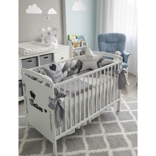 Patut + saltea + Lenjerie de pat cu apărătoare împletită în 4 Gri pal- alb + pernuțe personalizate Deseda