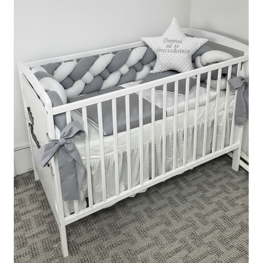 Patut + saltea + Lenjerie de pat cu apărătoare împletită în 4 Gri pal- alb + pernuțe personalizate Deseda