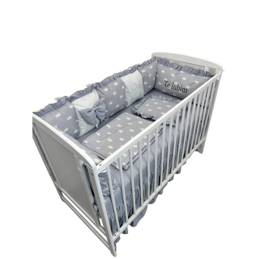 Lenjerie Personalizata cu aparatori din 7 pernute pufoase, perna paturica si cearsaf cu volan Deseda Coronițe albe pe gri
