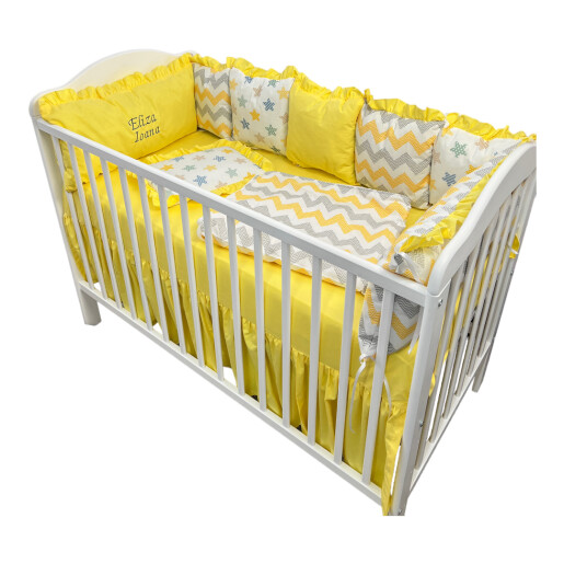 Pat + Saltea + Lenjerie pătuț bebeluși Personalizata cu 7 pernuțe cu volanase, cearșaf cu Volanas, păturică și pernuțe slim Bleumarin-stelute bleumarin pe alb