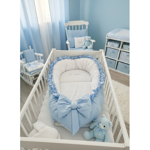 OTL Cuib baby nest bebelusi cu desfacere  si volanase Baby blue- Mincky alb + paturica brodate Te iubim