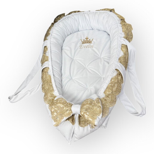 Cuib baby nest bebelusi DeLuxe din Catifea, Personalizat si cu dantela aurie, mânere, salteluta matlasata detașabilă Deseda Alb