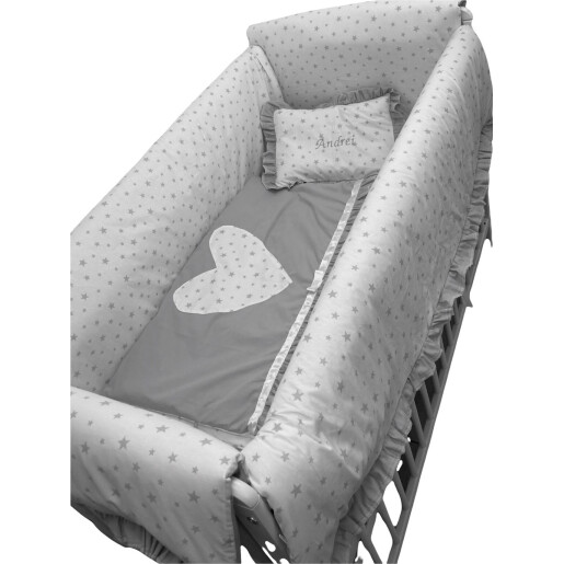 Lenjerie de pat Maxi steluțe gri pe alb, cu volanase gri, inimioara și personalizare cu nume