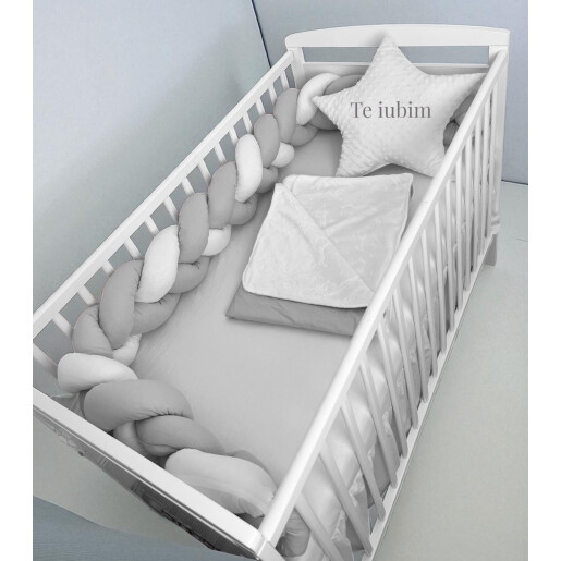 Lenjerie cu apărătoare împletită în 3, 240 cm , 3 perne deco + cearșaf + păturică Deseda Gri pal - alb