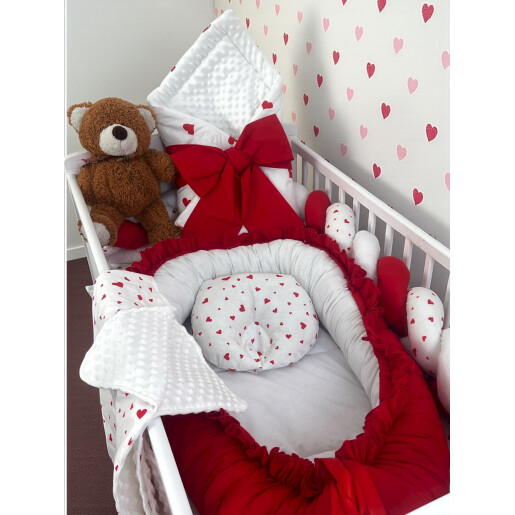 Set 5 piese Lenjerie de pat cu aparatoare impletita, port bebe si cuib babynest cu desfacere Deseda Inimioare rosii pe alb
