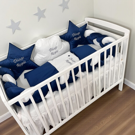 Lenjerie de pat din CATIFEA Bleumarin cu apărătoare împletită în 3 și perne deco steluțe și norisor Deseda