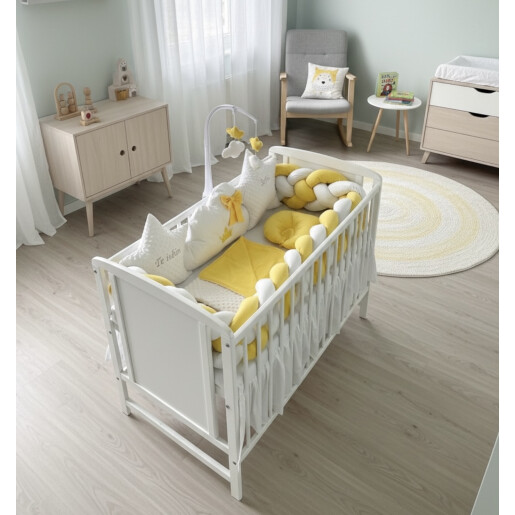 Lenjerie cu apărătoare împletită în 4, 240 cm cu 3 perne deco + cearșaf + plăpumioară + pernuta slim Deseda Galben alb