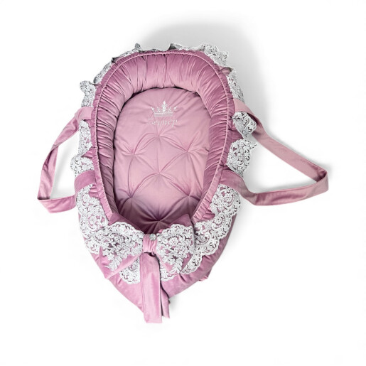 Cuib baby nest bebelusi DeLuxe din Catifea, Personalizat si cu dantela Alba, mânere, salteluta matlasata detașabilă Deseda Roz pudra