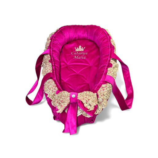 Cuib baby nest bebelusi DeLuxe din Catifea, Personalizat si cu dantela Aurie, mânere, salteluta matlasata detașabilă Deseda Roz ciclam inchis