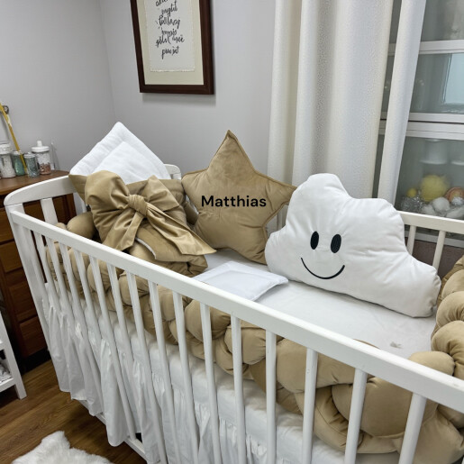 Lenjerie de pat din CATIFEA Bej aurie cu apărătoare împletită în 3, port bebe și perne deco steluța și norisor Deseda