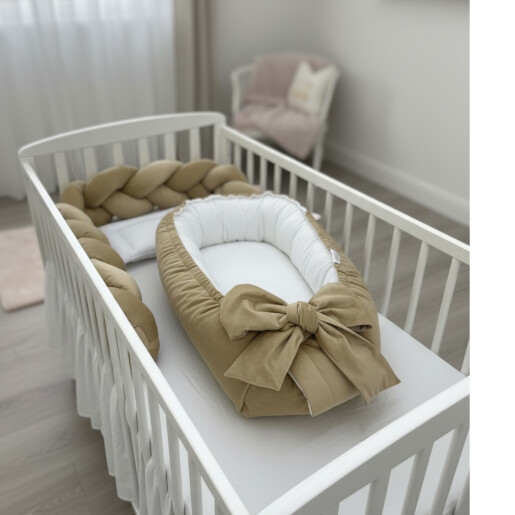 Lenjerie de pat 4 piese din CATIFEA Bej aurie cu apărătoare împletită în 3, paturica și perna deco steluța din catifea Deseda