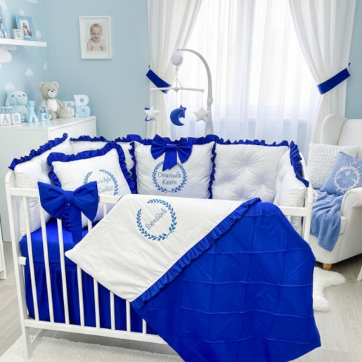 Lenjerie de pat cu apărători matlasate și perna deco și fundițe colorate Deseda Albastru Royal