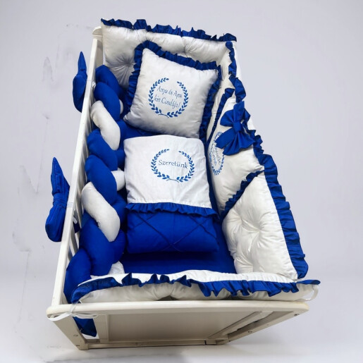 Lenjerie de pat cu apărători matlasate și perna deco și fundițe colorate Deseda Albastru Royal