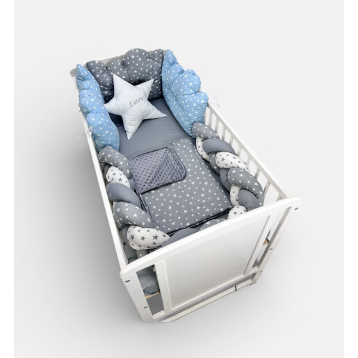 Lenjerie de pat cu 3 norisori, impletitura, cearsaf, paturica si pernuta pt bebelusi Deseda Mix stelute gri - bleo