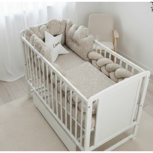 Lenjerie de pat cu 3 norisori, impletitura, cearsaf, paturica si pernuta pt bebelusi Deseda Mix stelute bej