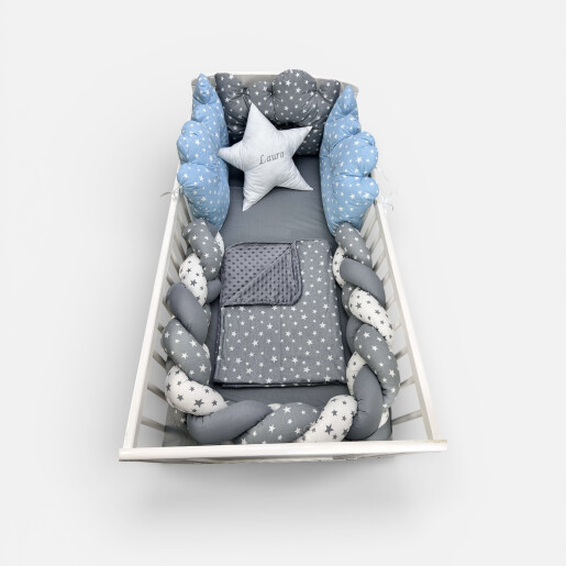 Lenjerie de pat cu 3 norisori, impletitura, cearsaf, paturica si pernuta pt bebelusi Deseda Mix stelute gri - bleo