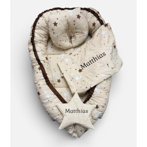 Set 3 piese Babynest personalizat cu desfacere, pt  bebelusi + paturica + pernuta formare cap, Stelute maro pe bej Deseda