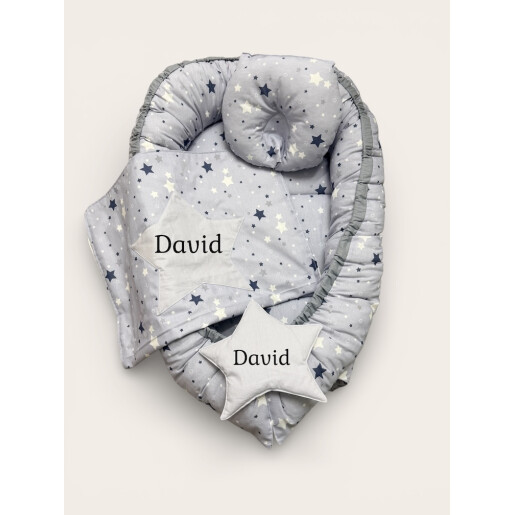 Set 3 piese Babynest personalizat cu desfacere, pt  bebelusi + paturica + pernuta formare cap, Stelute maro pe bej Deseda