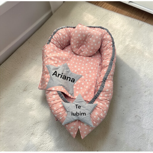 Set 3 piese Babynest personalizat cu desfacere, pt  bebelusi + paturica + pernuta formare cap, Stelute pe roz somon  Deseda