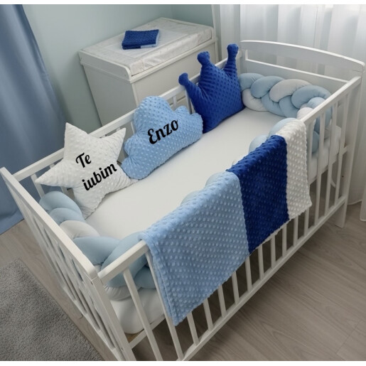 Lenjerie cu apărătoare împletită în 3, 240 cm, 3 perne deco Mincky Jucariile mele Deseda Alb -mix albastru