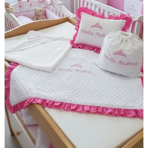 Set pentru botez Paturica Personalizata Mincky alb cu volanase + prosopel cu capison personalizat