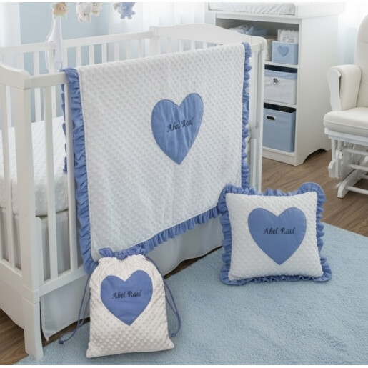 Set pentru botez sau babyshower Paturica Personalizata Mincky alb cu volanase + perna asortata personalizata + saculet de accesorii personalizat Albastru