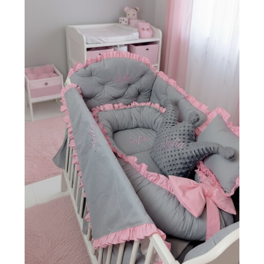 Pat + saltea + Lenjerie de pat personalizata cu 3 apărători matlasate Stil + perna deco + babynest asortat Roz baby - gri