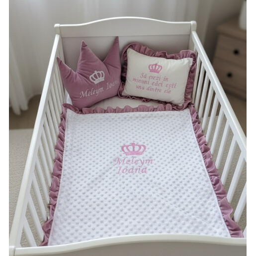 Set 3 piese pentru Botez sau Babyshower, cu Paturica Personalizata bebelusi, din catifea Roz pudrati si mincky alb, cu volanase asortate + perna personalizata cu mesaj + perna decorativa bebe Coronita Deseda